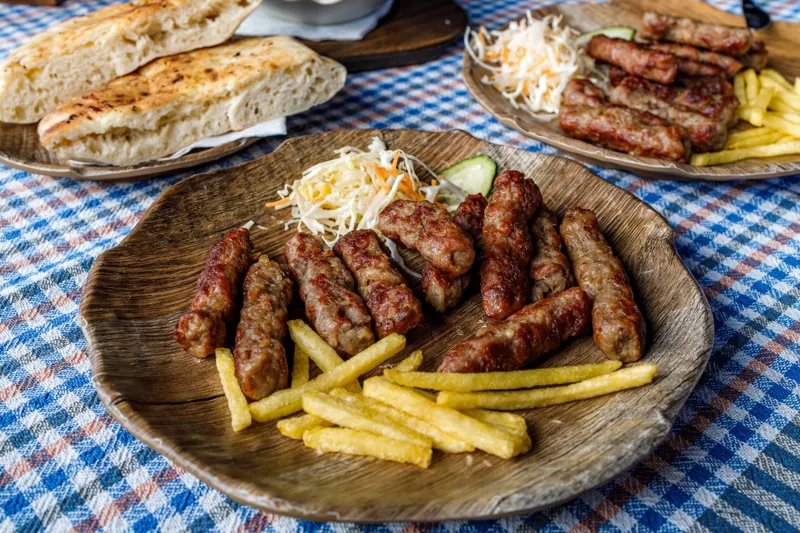 Ćevapčići mit Pommes und Krautsalat